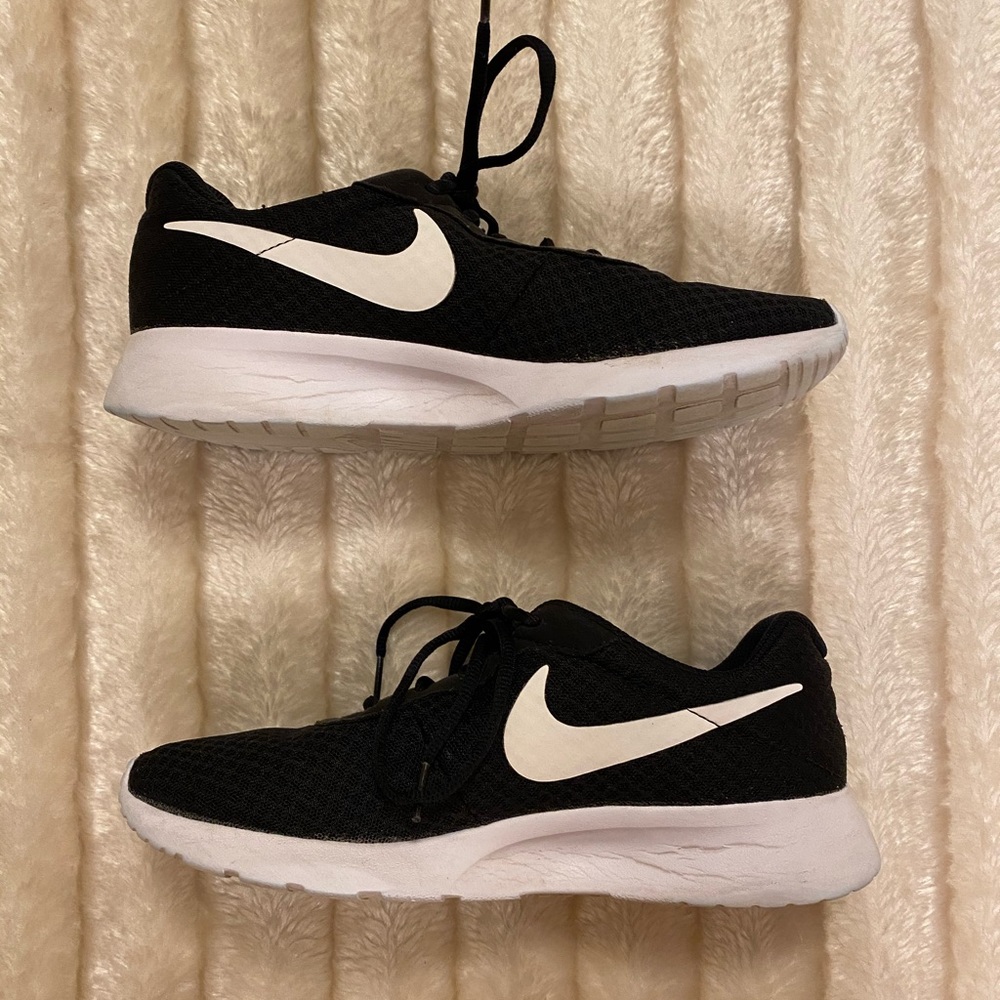 Black Nike Tennis shoes